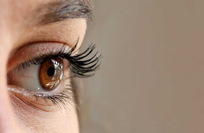 Il siero che trasforma le ciglia, naturalmente.