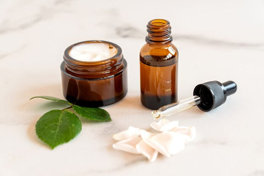 Siero e crema viso: Perché applicarli entrambi?